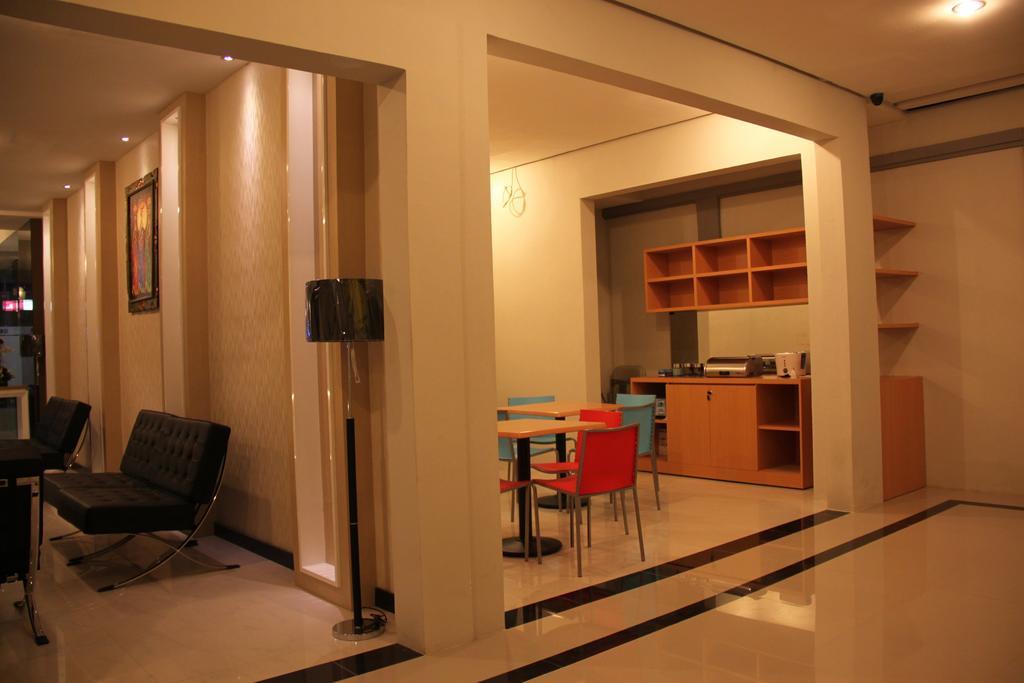 โรงแรมเอสดับบลิวเค 95 สุราบายา ภายนอก รูปภาพ