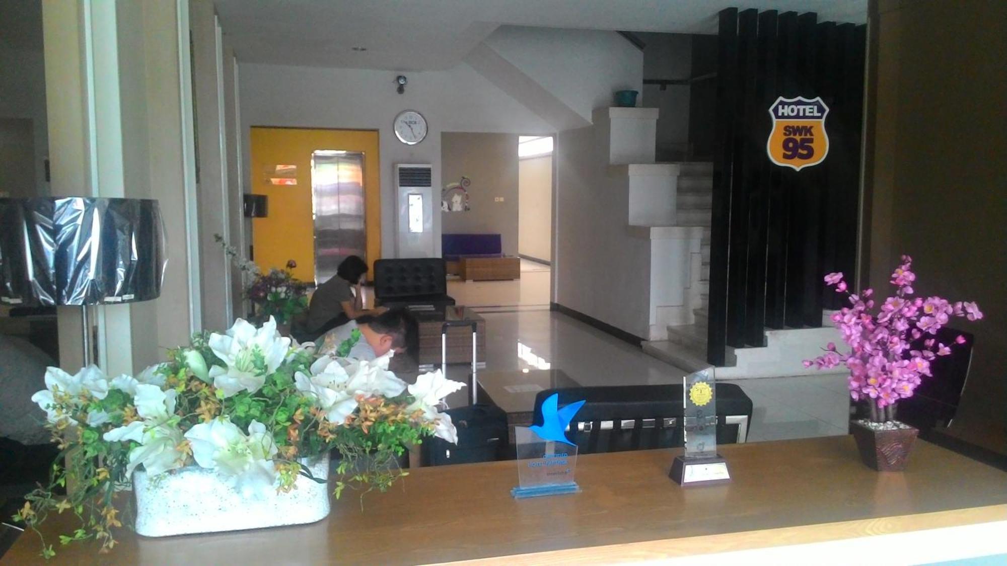 โรงแรมเอสดับบลิวเค 95 สุราบายา ภายนอก รูปภาพ