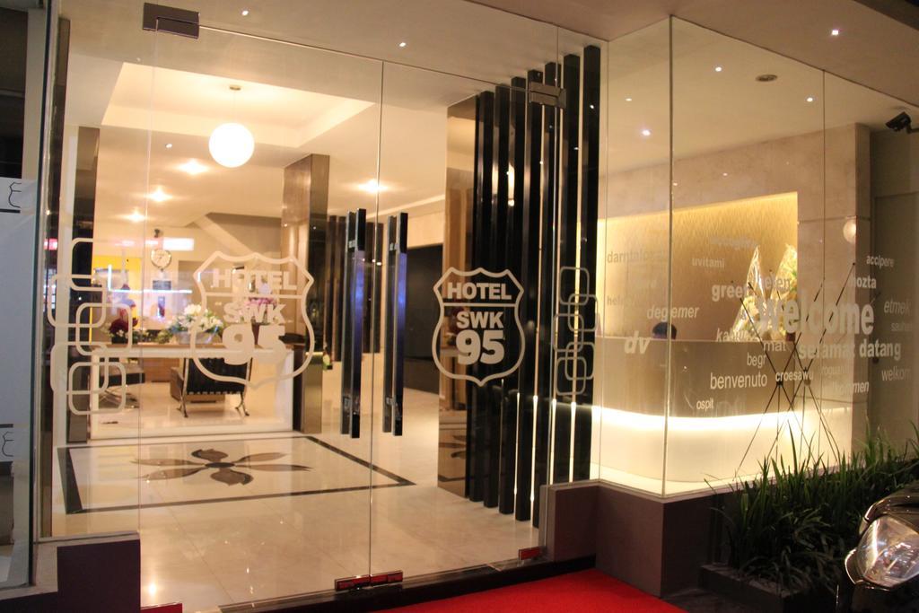 โรงแรมเอสดับบลิวเค 95 สุราบายา ภายนอก รูปภาพ